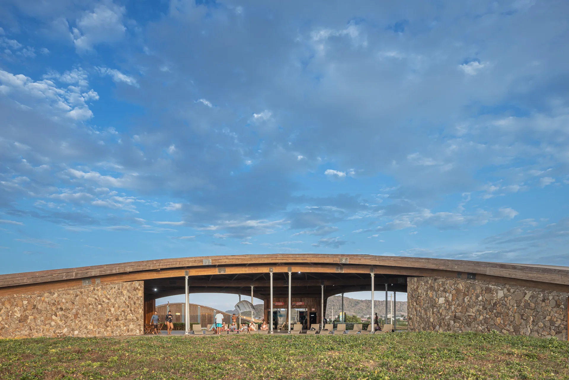 Detalle constructivo del soporte de la estructura de madera sobre las dunas de arena.
